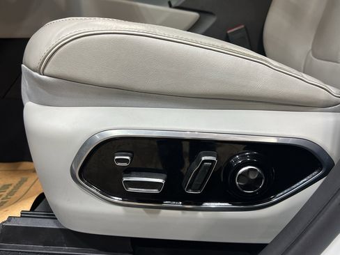 Used 2023 Jeep Grand Cherokee Overland w/ Adv Protech Group III image 15