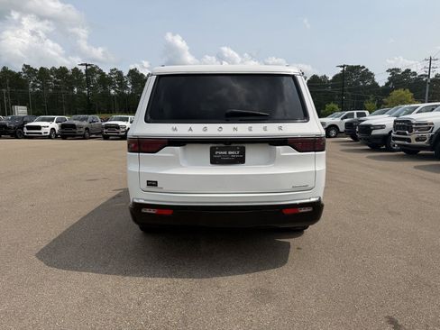 Used 2023 Jeep Wagoneer Series III w/ Preferred Equipment Group AWD/4WD image 5