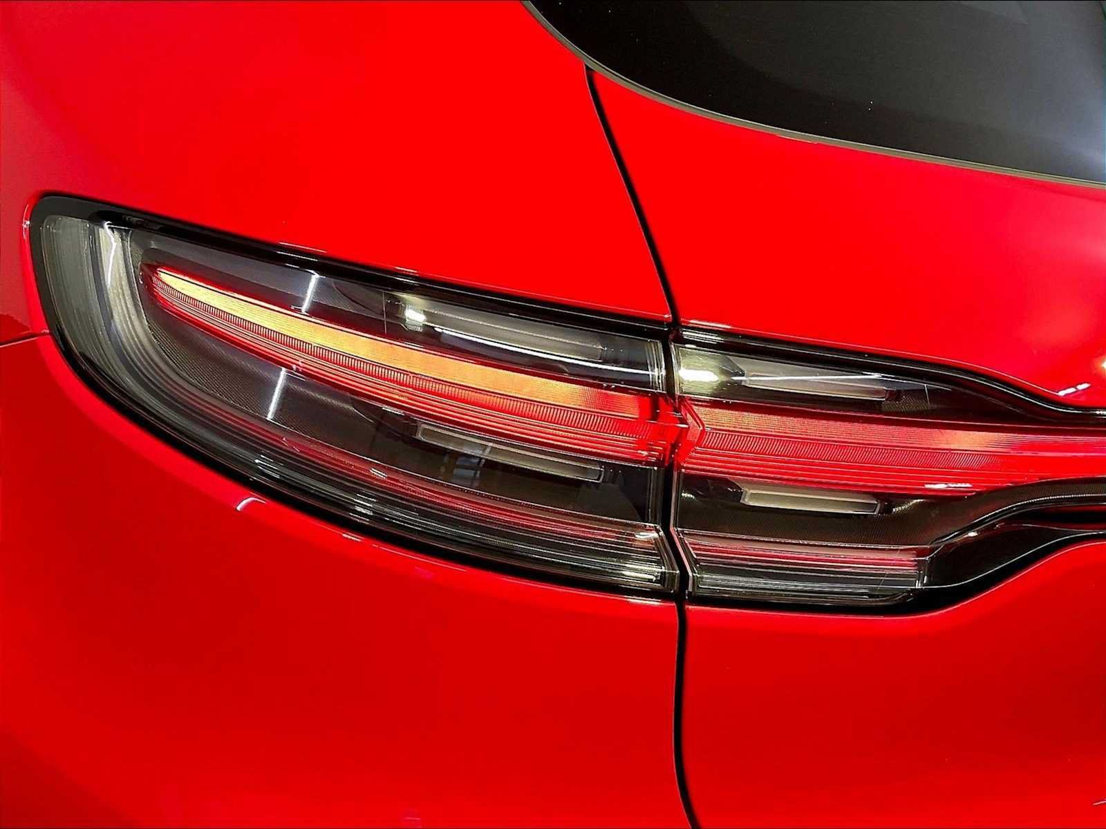Certified 2023 Porsche Macan AWD/4WD image 30