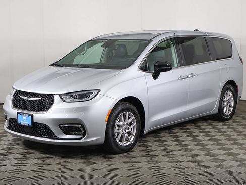 Used 2024 Chrysler Pacifica Touring-L FWD image 9