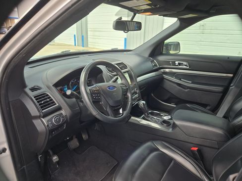Used 2019 Ford Explorer XLT w/ Equipment Group 202A FWD image 11
