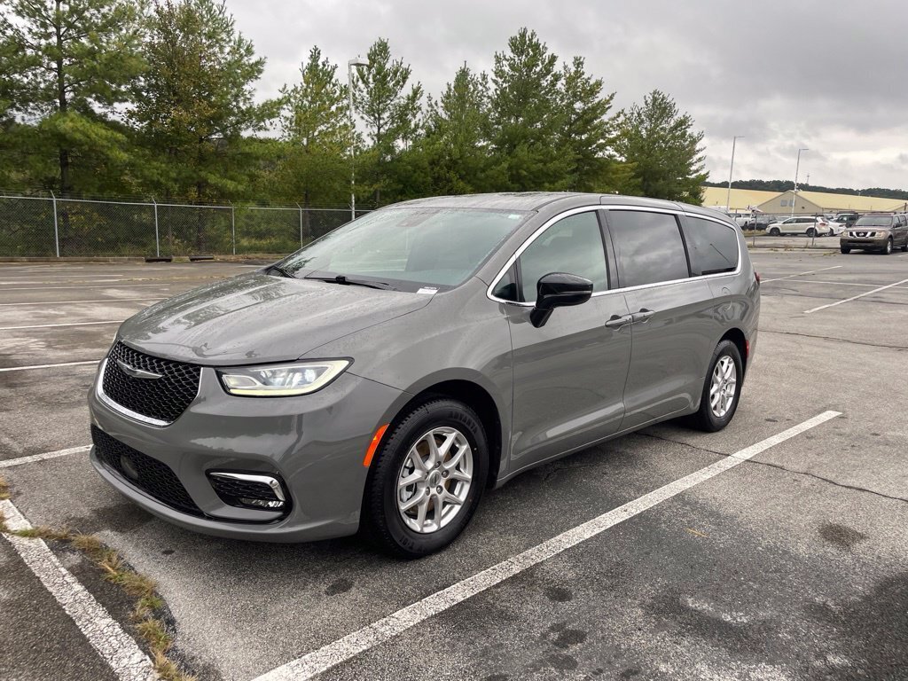 Used 2025 Chrysler Pacifica Select FWD image 1