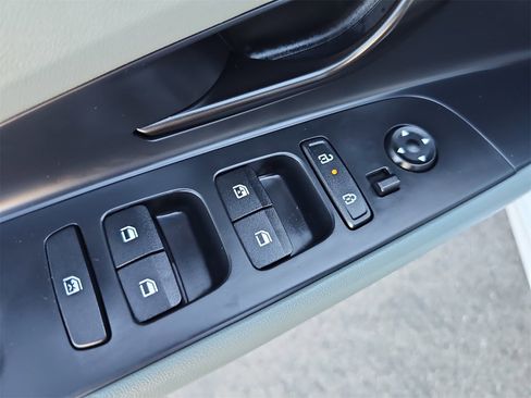 Certified 2025 Hyundai Elantra Limited image 28