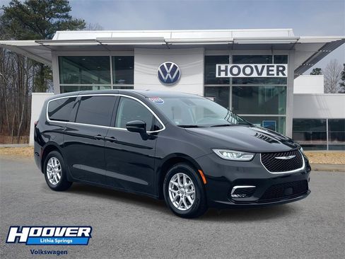 Used 2023 Chrysler Pacifica Touring-L image 1