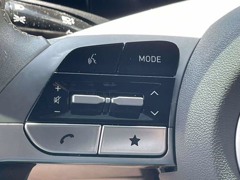 Used 2025 Hyundai Elantra SEL FWD image 21