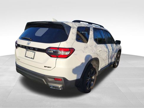 Used 2025 Honda Pilot Sport image 7