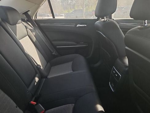 Used 2019 Chrysler 300 Touring w/ Chrome Appearance Package image 32