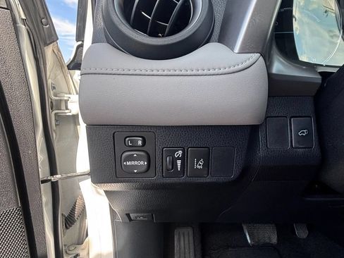 Used 2017 Toyota RAV4 XLE w/ Carpet Mat Package AWD/4WD image 9