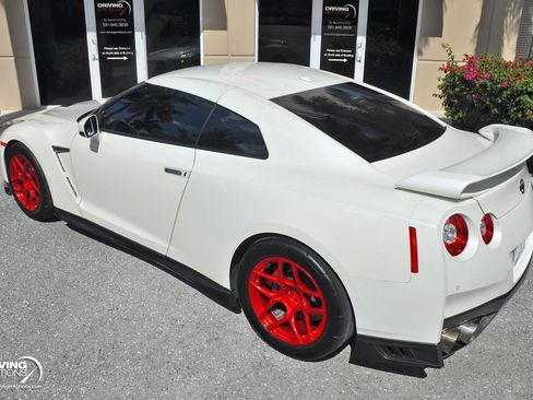Used 2019 Nissan GT-R Premium image 32