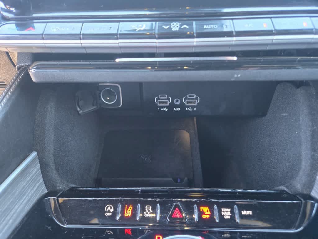 Used 2024 Jeep Wagoneer L Series II w/ Flexible Seating Group AWD/4WD image 15