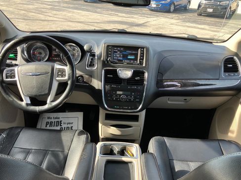 Used 2014 Chrysler Town & Country Touring-L w/ Driver Convenience Group image 16