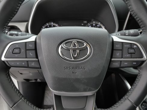 Certified 2024 Toyota Highlander XLE image 26