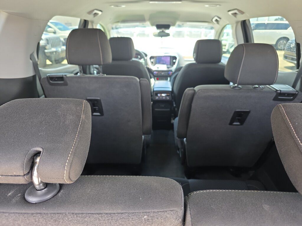 Used 2023 GMC Acadia SLE FWD image 4