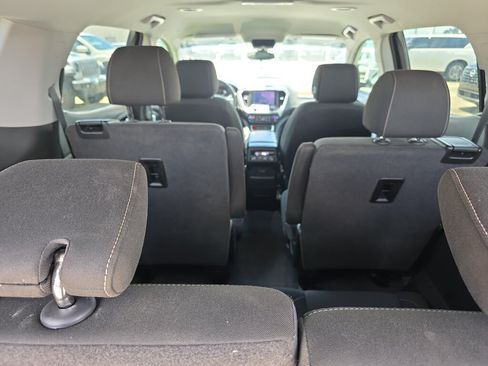 Used 2023 GMC Acadia SLE FWD image 4