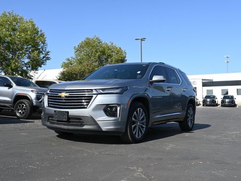 Used 2023 Chevrolet Traverse Premier FWD image 7