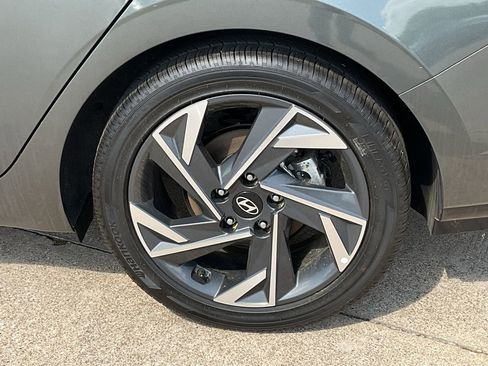 Used 2025 Hyundai Elantra Limited image 8