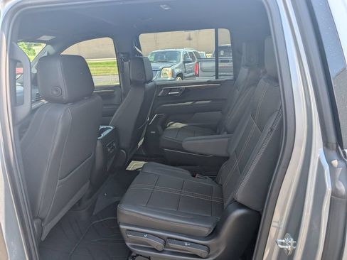 Used 2025 Chevrolet Suburban High Country AWD/4WD image 9