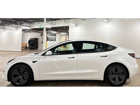Used 2023 Tesla Model 3 Standard Range image 9