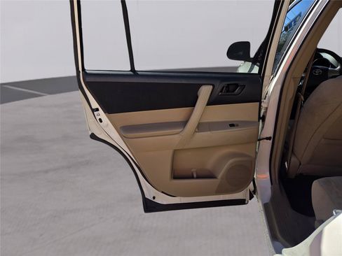 Used 2013 Toyota Highlander Base image 26