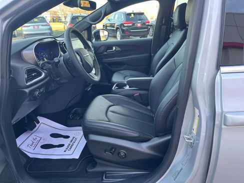 Used 2026 Chrysler Pacifica Select image 11