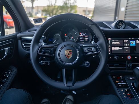 Certified 2026 Porsche Macan AWD/4WD image 6