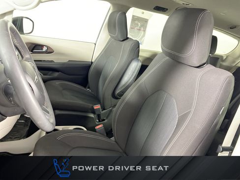 Used 2024 Chrysler Voyager LX image 16