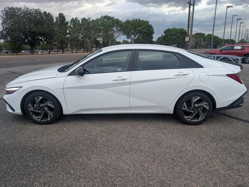 Used 2025 Hyundai Elantra SEL image 2
