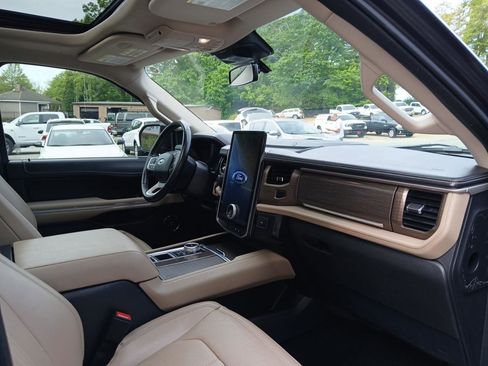 Used 2022 Ford Expedition Limited image 18