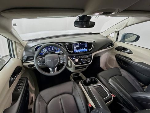 Used 2024 Chrysler Pacifica Touring-L FWD image 22