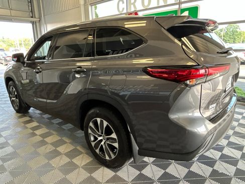 Used 2022 Toyota Highlander XLE AWD/4WD image 4