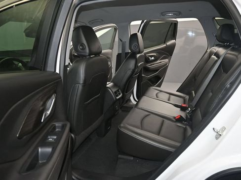 Used 2022 GMC Terrain SLT w/ Infotainment Package II FWD image 12