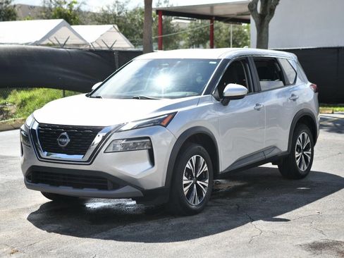 Used 2023 Nissan Rogue SV image 3