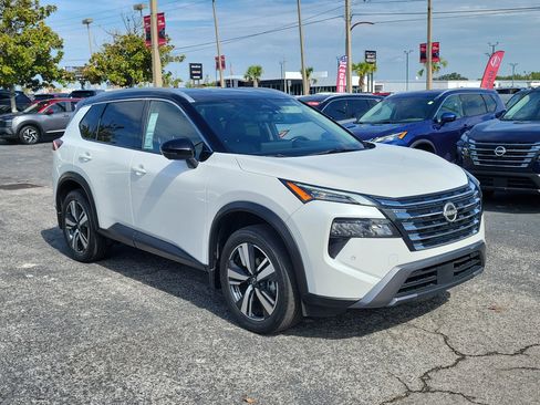 Certified 2025 Nissan Rogue SL FWD image 3