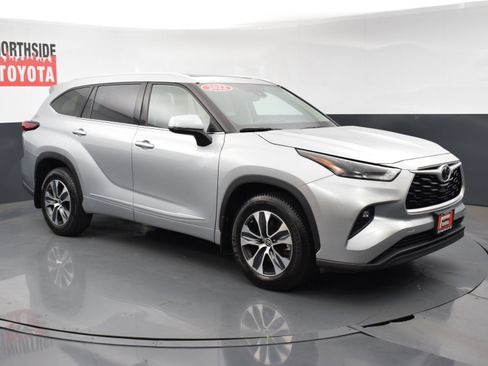 Used 2022 Toyota Highlander XLE image 6