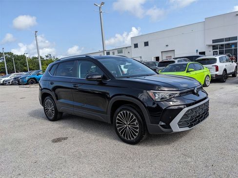 New 2025 Volkswagen Taos SE image 9