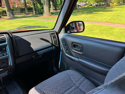 Used 2000 Jeep Cherokee Sport AWD/4WD image 24