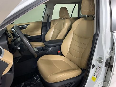 Used 2020 Toyota RAV4 XLE Premium FWD image 28