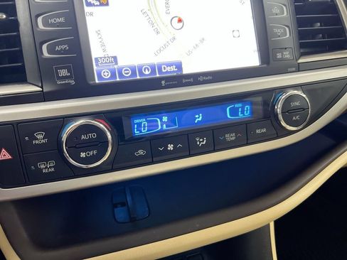 Used 2019 Toyota Highlander Limited Platinum AWD/4WD image 17