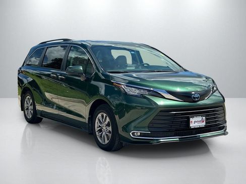 Certified 2023 Toyota Sienna XLE w/ XLE Plus Package FWD image 3