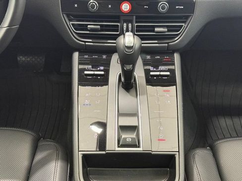 Used 2025 Porsche Macan AWD/4WD image 16
