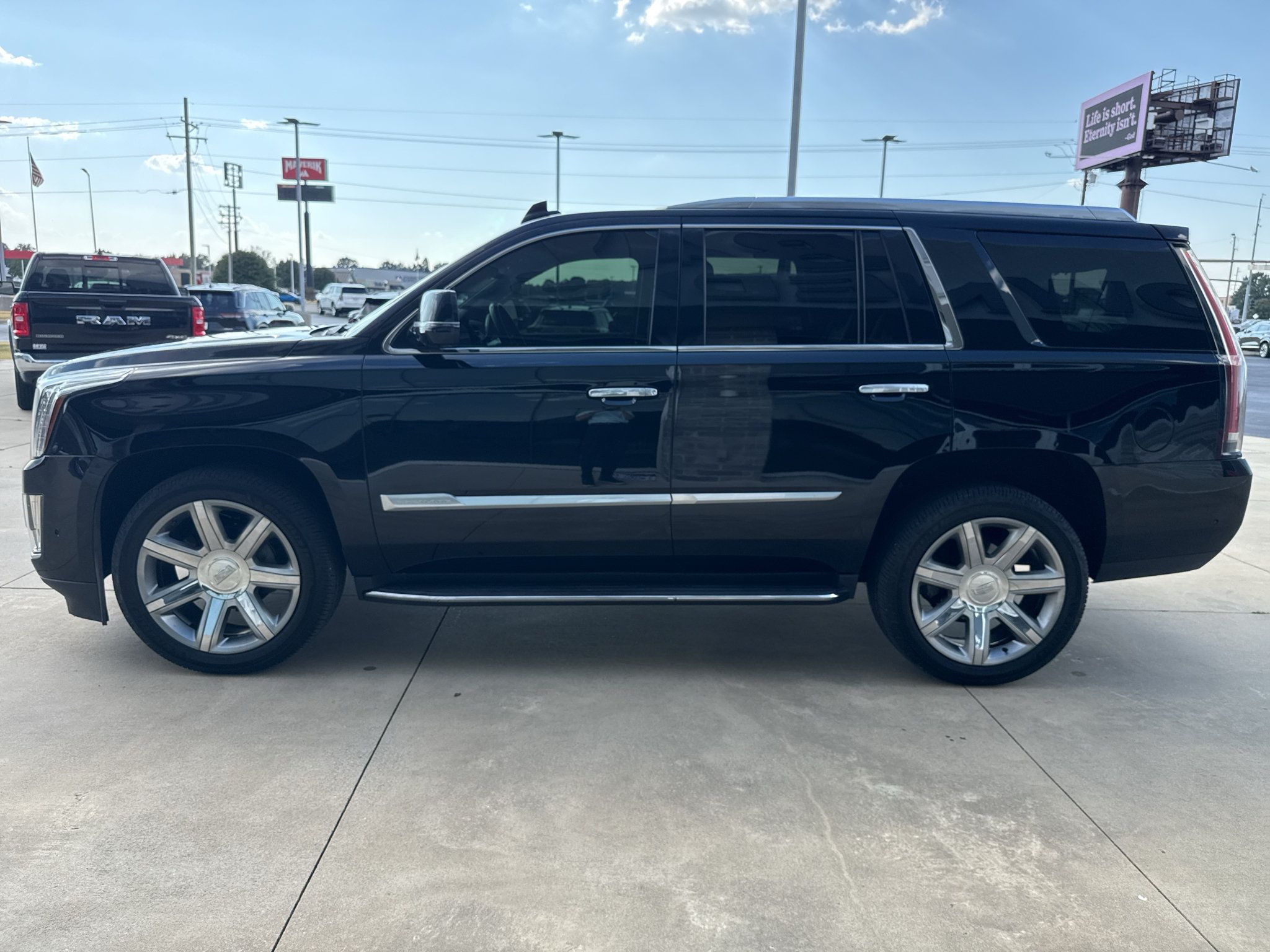 Used 2018 Cadillac Escalade Luxury AWD/4WD image 4