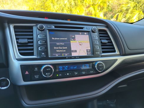 Used 2018 Toyota Highlander Limited image 21