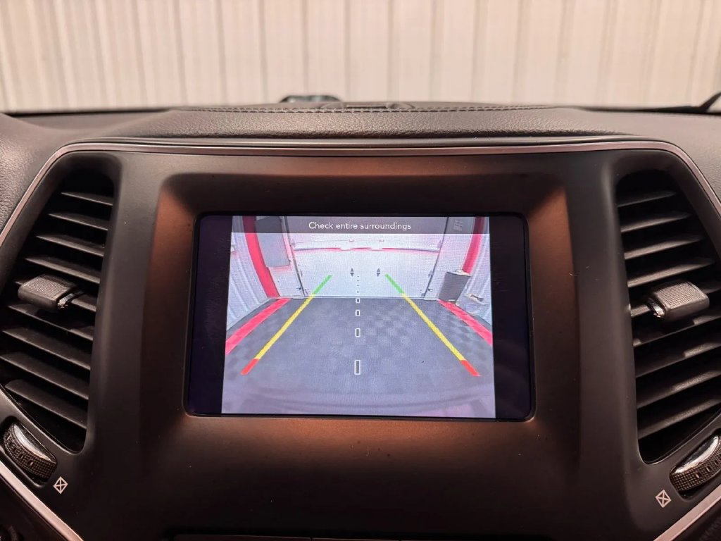 Used 2019 Jeep Cherokee Latitude Plus FWD image 32