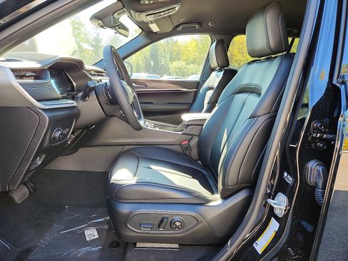 New 2025 Jeep Grand Cherokee Limited image 9