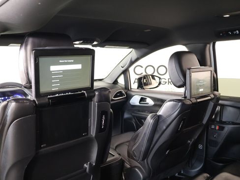 Used 2024 Chrysler Pacifica Touring-L w/ Uconnect Theater Family Group FWD image 17