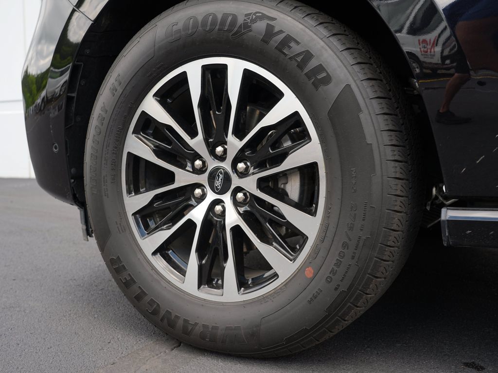 Used 2025 Ford Expedition Platinum AWD/4WD image 34