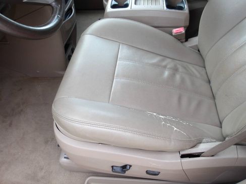Used 2015 Chrysler Town & Country Touring FWD image 19