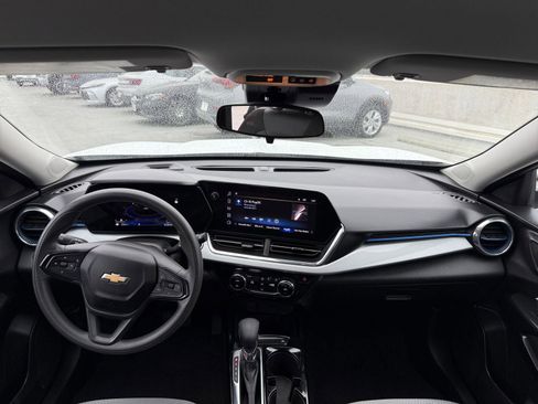 Used 2025 Chevrolet Trax LT image 31