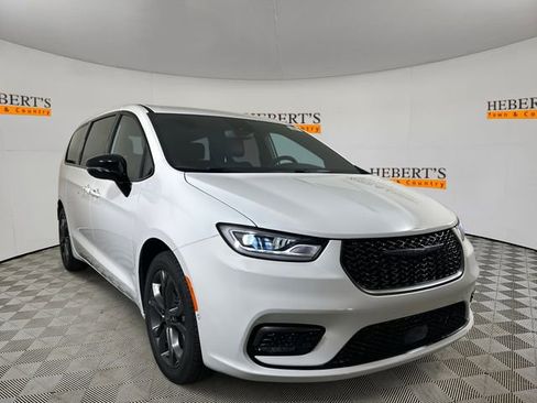 New 2026 Chrysler Pacifica Select image 3