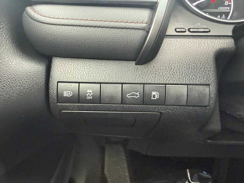 Used 2018 Toyota Camry XLE image 31